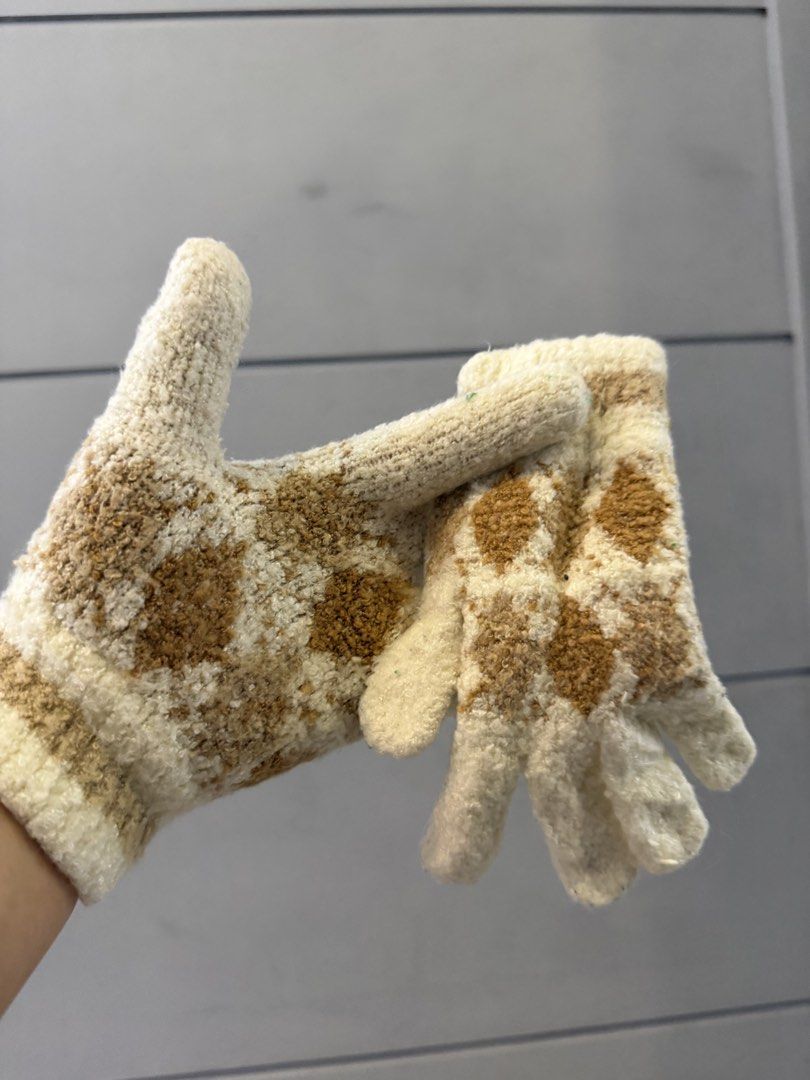 Winter gloves (Category: Gloves) located in Lipa City. Submitted by upcycle_alley (Listing ID 1460786689, Image 2). Description: .