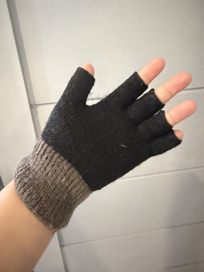 WINTER GLOVES (Category: Activewear) located in Lipa City. Submitted by upcycle_alley (Listing ID 1460788598, Image 1). Description: .