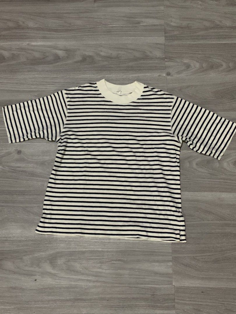 Womens Uniqlo Striped TShirt (Category: Shirts) located in Makati City. Submitted by bastiolarteee (Listing ID 1460868661, Image 1). Description: No issues.