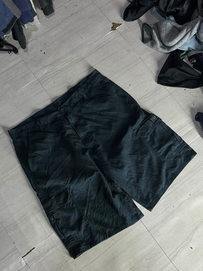 wrangler black cargo short (Category: Shorts) located in Manila. Submitted by nb_thriftshop (Listing ID 1460903569, Image 1). Description: wr4ngler cargo black short waist 39 length 25 leg hole 13 no issue need wash .