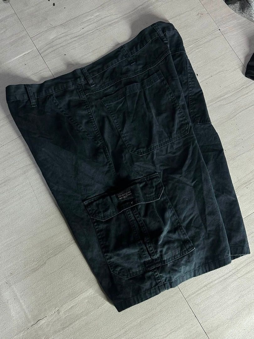 wrangler black cargo short (Category: Shorts) located in Manila. Submitted by nb_thriftshop (Listing ID 1460903569, Image 2). Description: wr4ngler cargo black short waist 39 length 25 leg hole 13 no issue need wash .