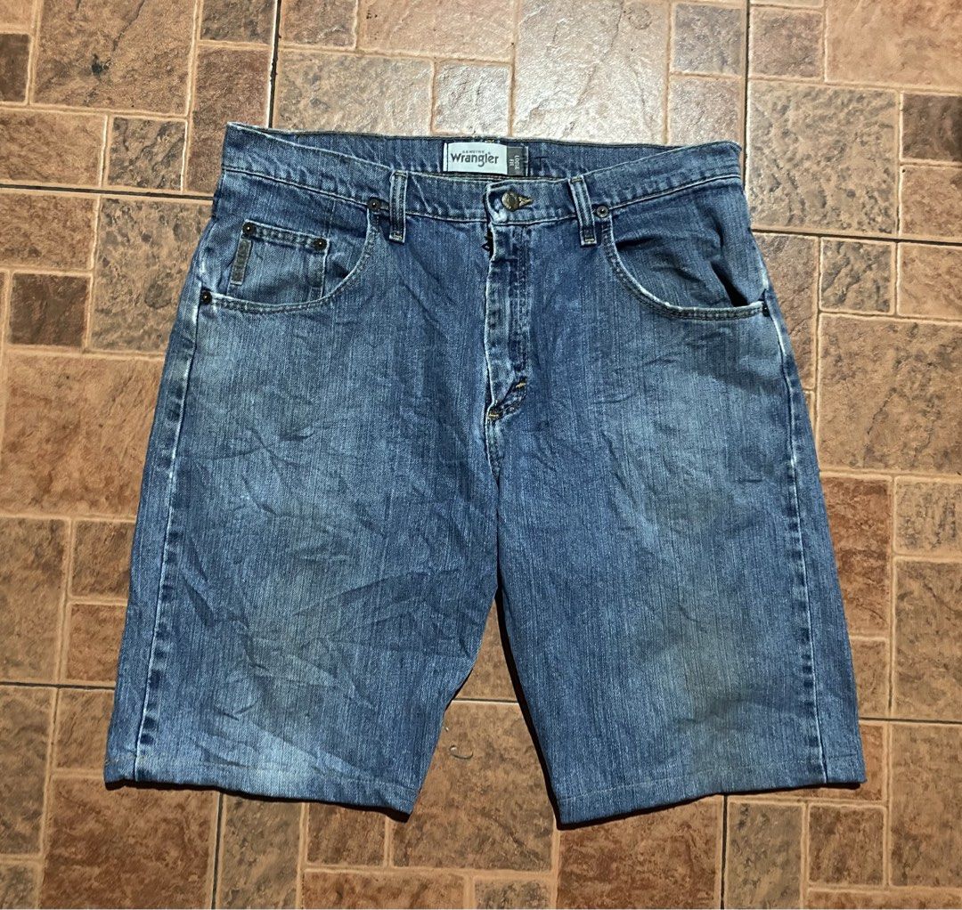Wrangler Jorts (Category: Shorts) located in Polomolok. Submitted by darylbaniq23206 (Listing ID 1460904457, Image 2). Description: “WRANGLER JORTS” ❤️‍🔥 WAISTLINE: 33 LENGTH: 21 EXCELLENT CONDITION 9.5/10 COLOR RATE AUTHENTIC/LEGIT NEEDWASH ISSUE: SEE LAST PIC, SUPER LIIT LANG NA DISTRESSED ₱450.