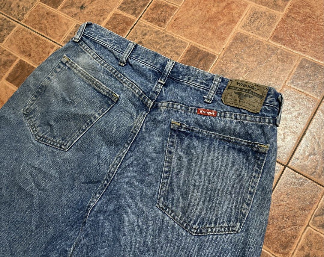 Wrangler Jorts (Category: Shorts) located in Polomolok. Submitted by darylbaniq23206 (Listing ID 1460906364, Image 3). Description: “WRANGLER JORTS” ❤️‍🔥 WAISTLINE: 36 LENGTH: 21 EXCELLENT CONDITION 9.5/10 COLOR RATE AUTHENTIC/LEGIT NEEDWASH NO ISSUES ₱450.