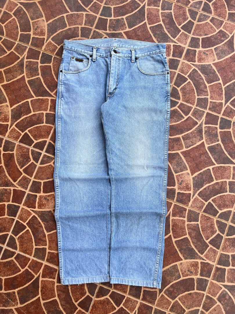 WRANGLER LIGHT WASH (Category: Jeans) located in Batangas. Submitted by engr_thrift (Listing ID 1460862244, Image 2). Description: 📐Dimension ( Inches ) Width: 34 Length: 41 Hem: 8 Color rate: 9.5/10 Issue : distress hem .