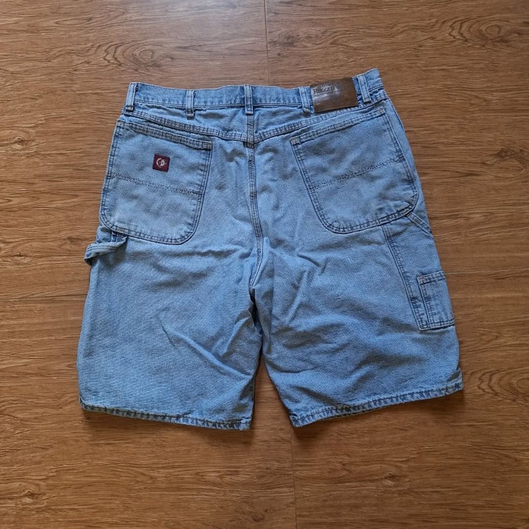 Wrangler Rugged wear Carpenter Jorts (Category: Shorts) located in Calatrava. Submitted by freecyclethreads (Listing ID 1460863806, Image 3). Description: Well worn and have flaws Size: 36 Mine: 350 + Shipping Fee Courier: J&T MOP: GCASH, GoTyme 📌 Note: Color may vary due to lighting. Payment first only. No cod/cop..