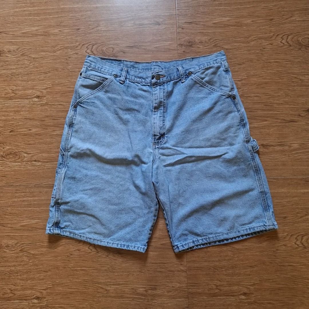 Wrangler Rugged wear Carpenter Jorts (Category: Shorts) located in Calatrava. Submitted by freecyclethreads (Listing ID 1460863806, Image 2). Description: Well worn and have flaws Size: 36 Mine: 350 + Shipping Fee Courier: J&T MOP: GCASH, GoTyme 📌 Note: Color may vary due to lighting. Payment first only. No cod/cop..