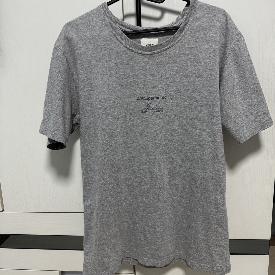 Wtaps tee （分類：T-shirt、恤衫、有領衫）位於 Hong Kong。 由 thierryccw 提交（商品編號 1460866913，圖片 1）。簡介： 100% Real & 80% New Size: 01 Colour: Grey Shoulder: 46cm Length: 69cm。