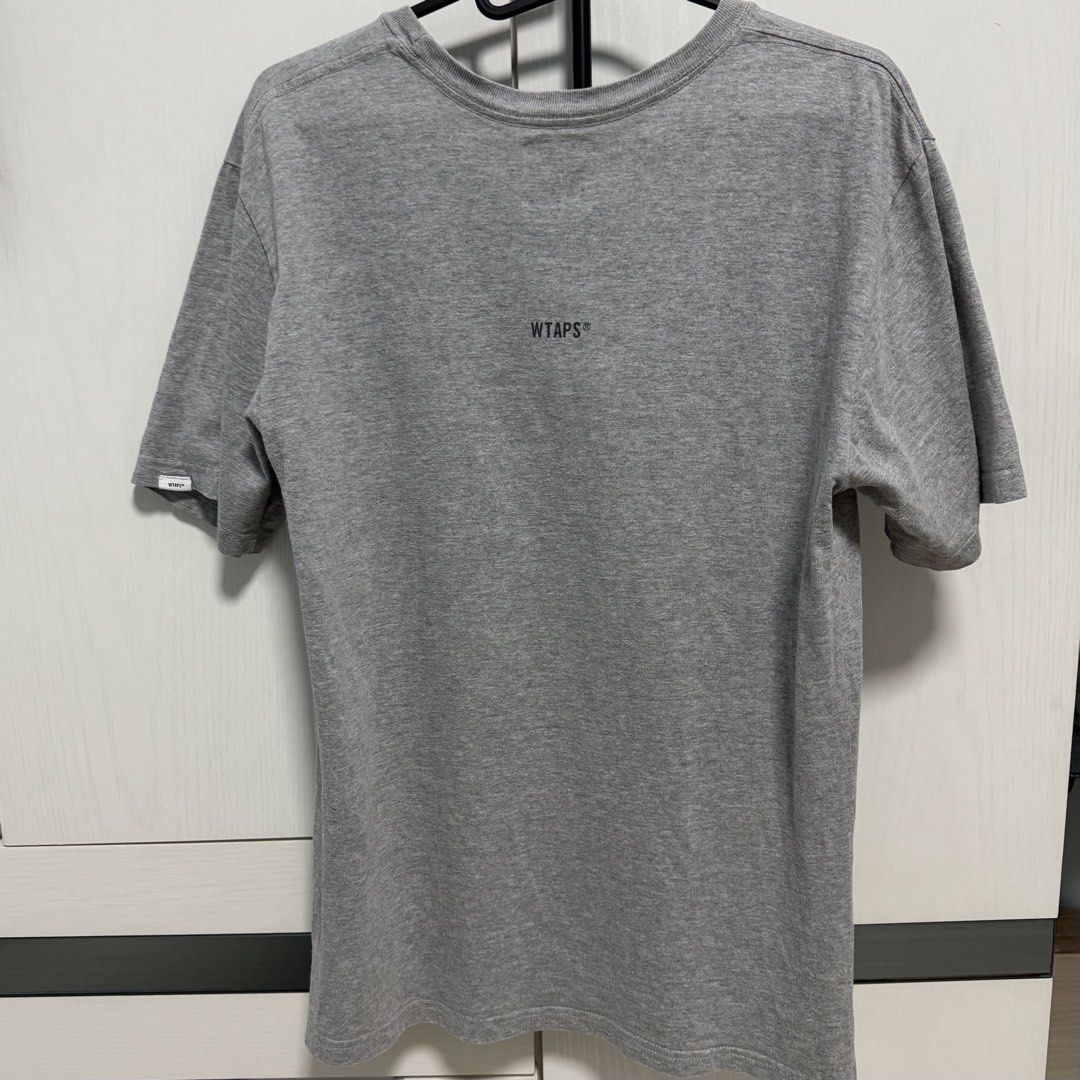 Wtaps tee （分類：T-shirt、恤衫、有領衫）位於 Hong Kong。 由 thierryccw 提交（商品編號 1460866913，圖片 2）。簡介： 100% Real & 80% New Size: 01 Colour: Grey Shoulder: 46cm Length: 69cm。