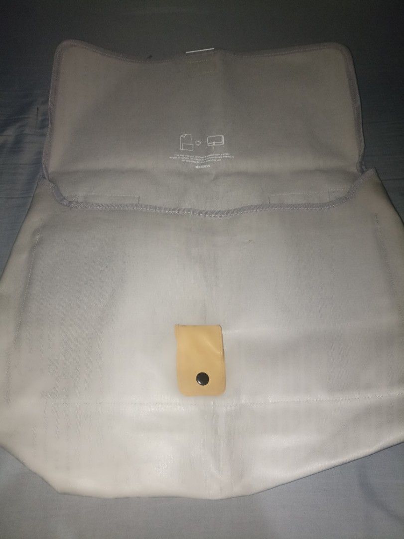 XD Design Pure Messenger Bag (Category: Luxury Bags & Wallets) located in Manila. Submitted by jmjj22 (Listing ID 1460798331, Image 3). Description: Selling Bag - "XD Design Pure Messenger Bag" For 500 Php - No tears or issues *Lalamove *Loc. General trias, Cavite.