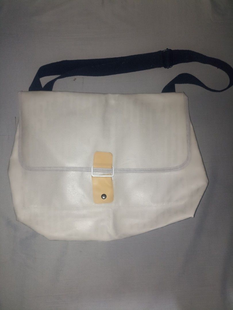 XD Design Pure Messenger Bag (Category: Luxury Bags & Wallets) located in Manila. Submitted by jmjj22 (Listing ID 1460798331, Image 1). Description: Selling Bag - "XD Design Pure Messenger Bag" For 500 Php - No tears or issues *Lalamove *Loc. General trias, Cavite.