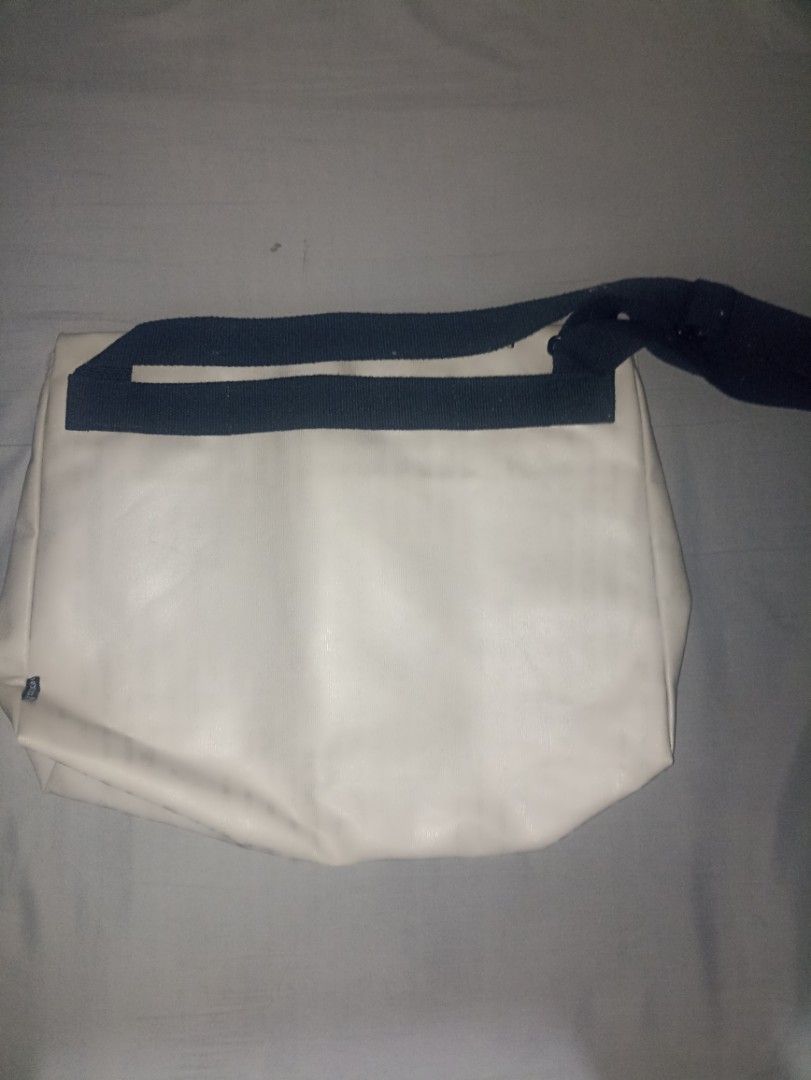 XD Design Pure Messenger Bag (Category: Luxury Bags & Wallets) located in Manila. Submitted by jmjj22 (Listing ID 1460798331, Image 2). Description: Selling Bag - "XD Design Pure Messenger Bag" For 500 Php - No tears or issues *Lalamove *Loc. General trias, Cavite.