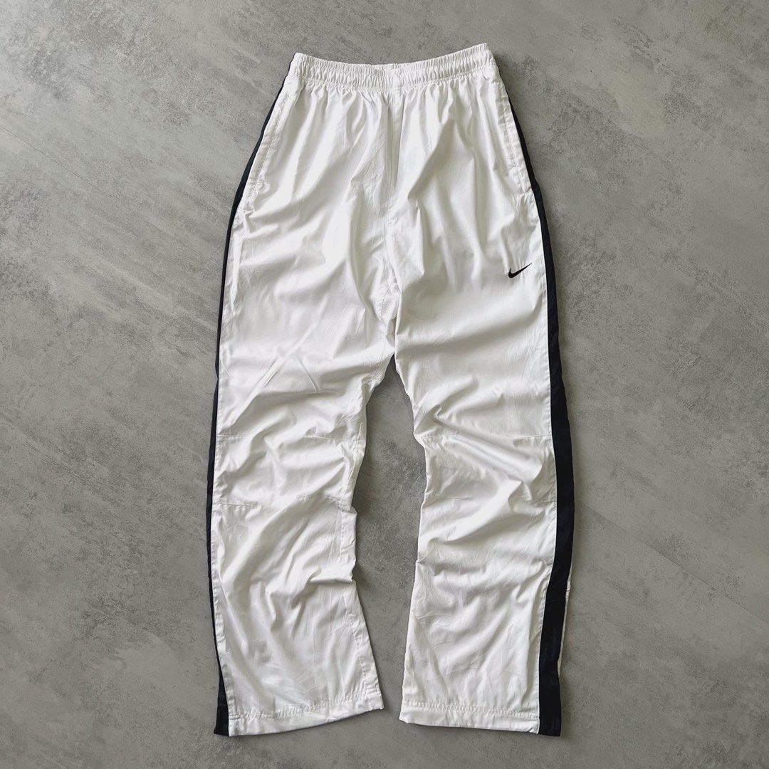 Y2k Nike Track Pants (Category: Activewear) located in Butuan. Submitted by vanvan0830 (Listing ID 1460862725, Image 1). Description: Y2k Nike Track Pants Waistline 28-36 Length 39 No issue .