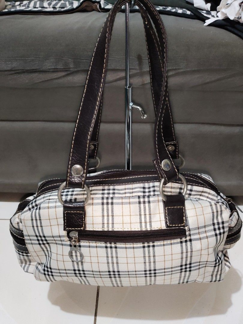 Y2k Shoulder bag (Category: Shoulder Bags) located in Batangas. Submitted by kasualcornerph (Listing ID 1460894918, Image 2). Description: Selling my own Pre love Bag Reason for selling: Decluttering if you need more info just messaged me. Shipping not included!!! Payment thru Gcash, Maribank, or Go tyme. Thank you and God bless..