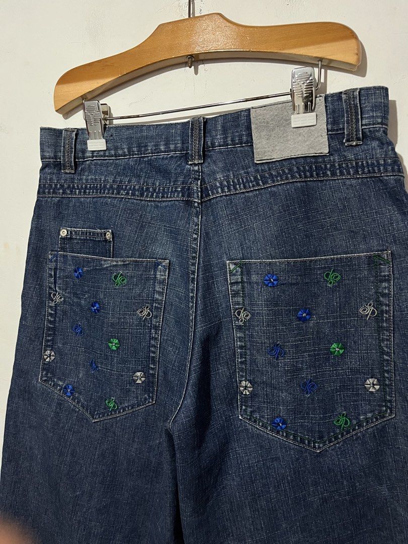 Y2k Southpole Multi Logo Design embroidery jorts (Category: Shorts) located in Santa Rosa. Submitted by jhongilber04420 (Listing ID 1460771272, Image 3). Description: Y2k Southpole Multi Logo Design embroidery Jorts 36w 28L 13 OL excellent condi Sign of usage Replace button 9/10 color rate 1300 +sf.