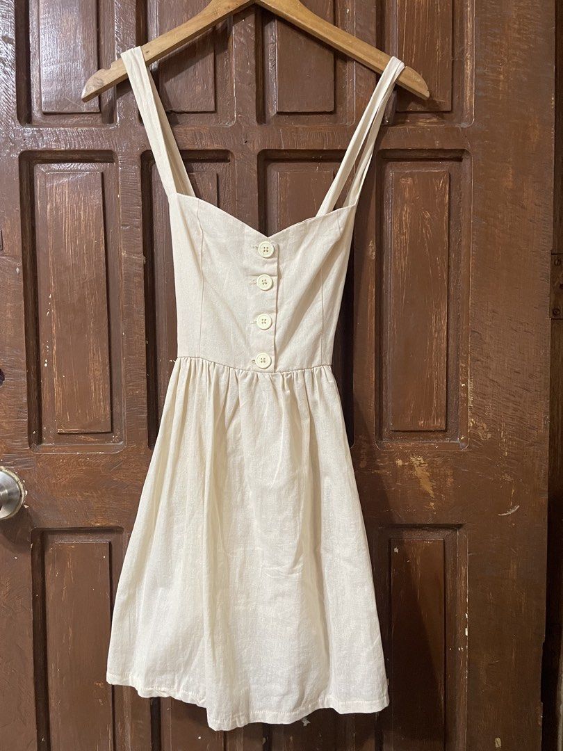 Yellow Dress (Category: Dresses) located in Caloocan City. Submitted by loveshanks (Listing ID 1460742802, Image 1). Description: never been used.