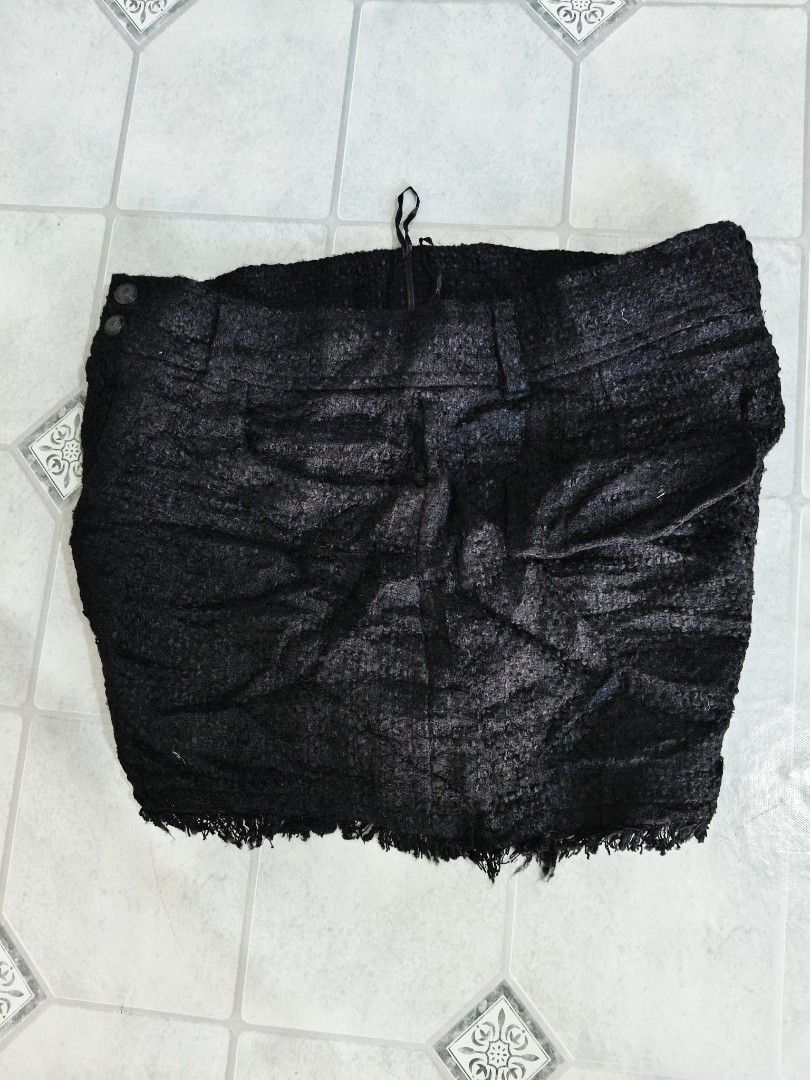 Zara (Category: Shorts) located in Mandaue City. Submitted by prekfinds (Listing ID 1460785919, Image 3). Description: Zara tweed shorts Brandnew w/hangtag pa yarnn 10/10colorate Size:Large on tag Dimes:30-32W x 12L No issue.