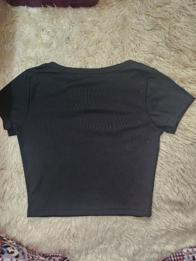 Zara black cropped tee (Category: Shirts) located in Quezon City. Submitted by decluttering.cat (Listing ID 1460800001, Image 3). Description: -only needs a rewash -no when worn, pls refer to measurements -waist : 24-26, bust: 32, length: 14.5.