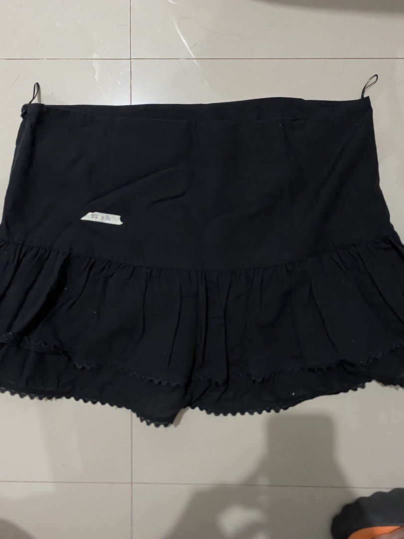 ZARA Black Ruffled Mini Skirt (Category: Skirts) located in Quezon City. Submitted by zeejjj_ (Listing ID 1460794887, Image 1). Description: - Zara black mini skirt - Size XXL 37-38 waist - Features a ruffled hem with a scalloped edge - Comfortable elastic waistband - Made in Morocco .