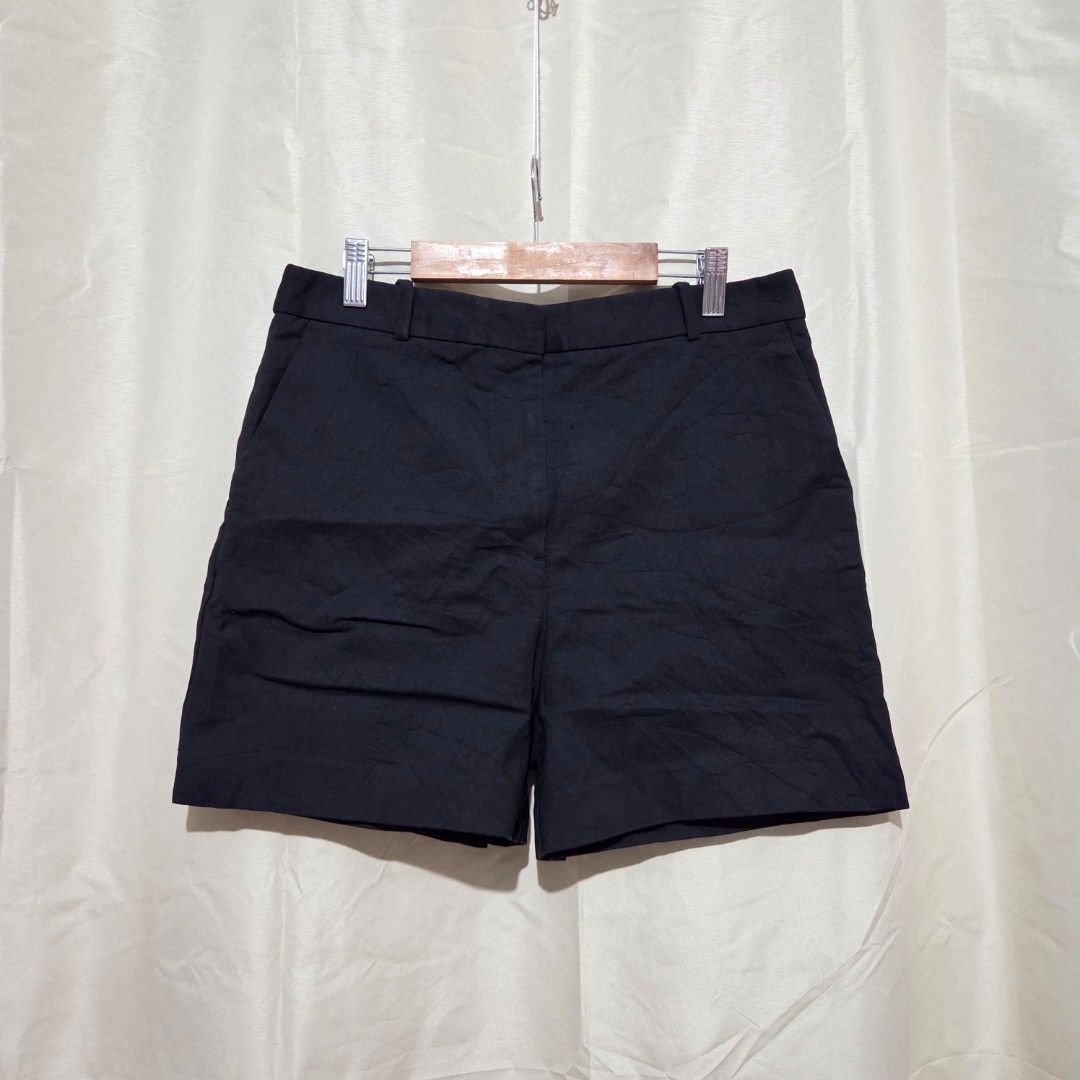 ZARA BLACK SHORTS (Category: Shorts) located in Santiago. Submitted by fromboxes (Listing ID 1460816870, Image 1). Description: Like new may maliit na snitch infront Ships thru J&T Isabela North Luzon Shipping Nationwide No rush shipping 😊😊.