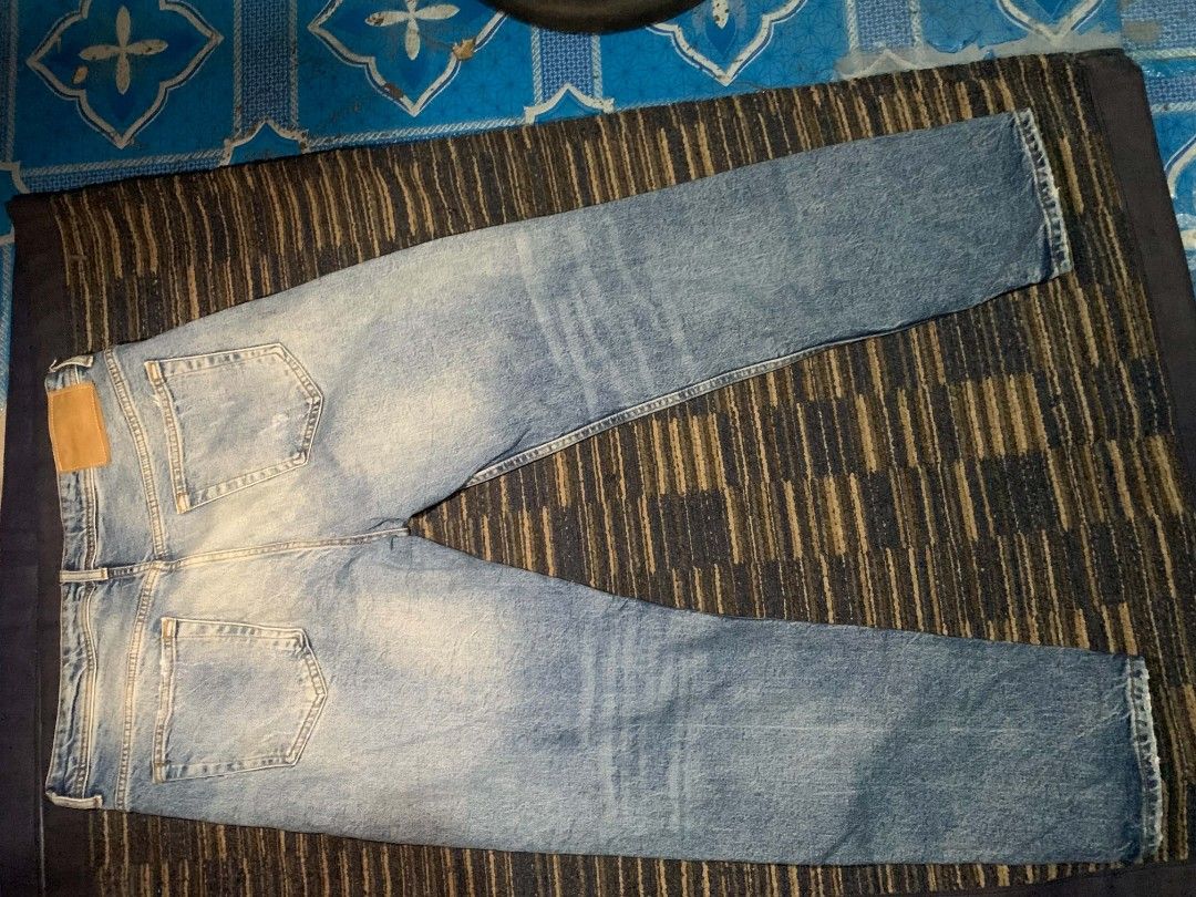 ZARA Blue Distressed Straight Leg Jeans (Category: Jeans) located in Manila. Submitted by itsyourboymat (Listing ID 1460791971, Image 2). Description: - ZARA Blue Denim Jeans - Straight leg fit - Distressed look with a rip on the left thigh - Button fly closure - Made in Turkey - Ideal for casual wear.