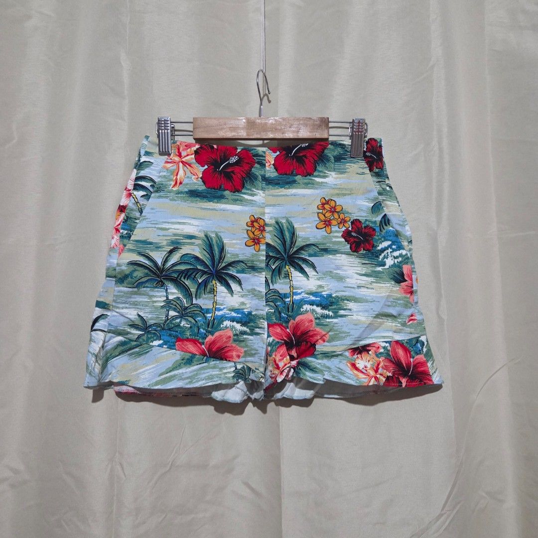 ZARA FLORAL SHORTS (Category: Shorts) located in Santiago. Submitted by fromboxes (Listing ID 1460816710, Image 1). Description: Like new Ships thru J&T Isabela North Luzon Shipping Nationwide No rush shipping 😊😊.
