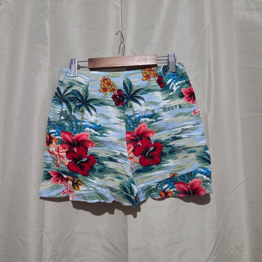ZARA FLORAL SHORTS (Category: Shorts) located in Santiago. Submitted by fromboxes (Listing ID 1460816710, Image 2). Description: Like new Ships thru J&T Isabela North Luzon Shipping Nationwide No rush shipping 😊😊.