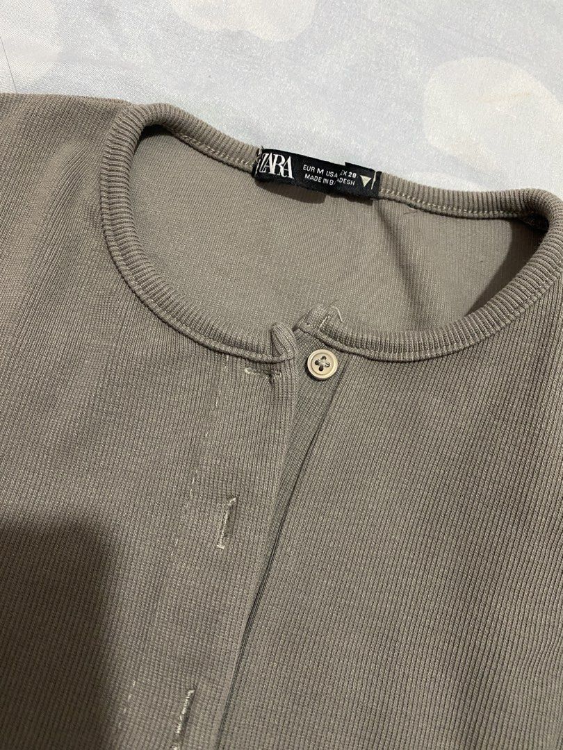 Zara Gray Cropped Cardigan (Category: Others Tops) located in Tanza. Submitted by vhies_closet24 (Listing ID 1460867318, Image 2). Description: ✨ Brand: Zara ✨ Gray cropped cardigan/top ✨ Simple & versatile — easy to pair with jeans, trousers, or skirts RFS: Decluttering 📩 PM for measurements/details..