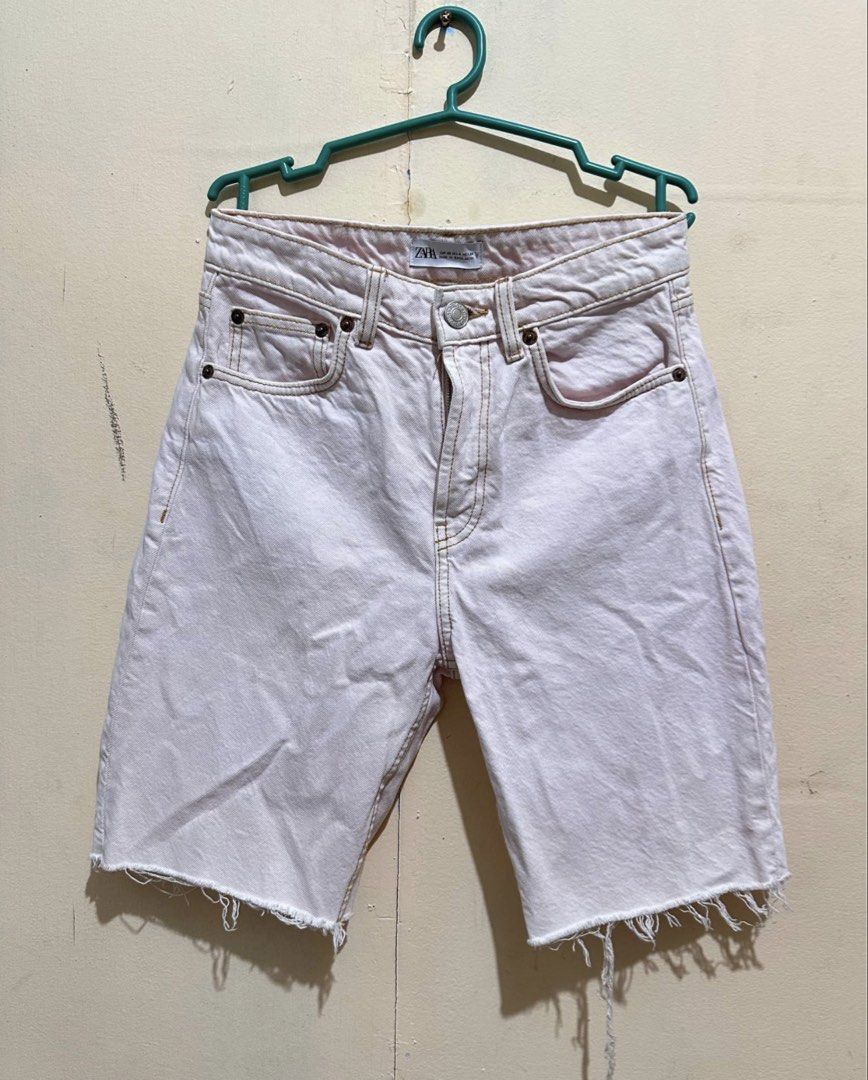 Zara Light Pink Denim Cut-Off Shorts (Category: Shorts) located in Angeles City. Submitted by alejeong27 (Listing ID 1460830014, Image 1). Description: - Zara light pink denim shorts - Cut-off hem with frayed edges - Mid-rise fit - Made in Bangladesh - Ideal for casual wear, pair with tees or blouses.
