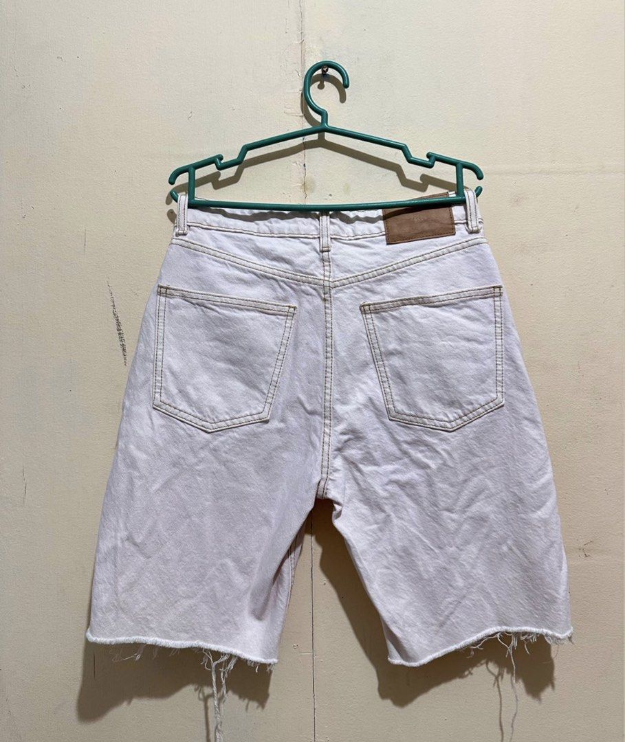 Zara Light Pink Denim Cut-Off Shorts (Category: Shorts) located in Angeles City. Submitted by alejeong27 (Listing ID 1460830014, Image 2). Description: - Zara light pink denim shorts - Cut-off hem with frayed edges - Mid-rise fit - Made in Bangladesh - Ideal for casual wear, pair with tees or blouses.