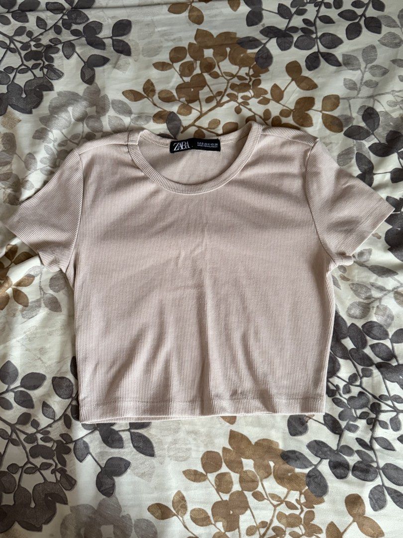 Zara Ribbed Cropped T-Shirt (Category: Shirts) located in Taytay. Submitted by cloudy_20 (Listing ID 1460793184, Image 1). Description: - Zara ribbed cropped t-shirt - Short sleeves - Crew neck - Versatile and easy to style - Great for layering or wearing alone - Wardrobe staple.