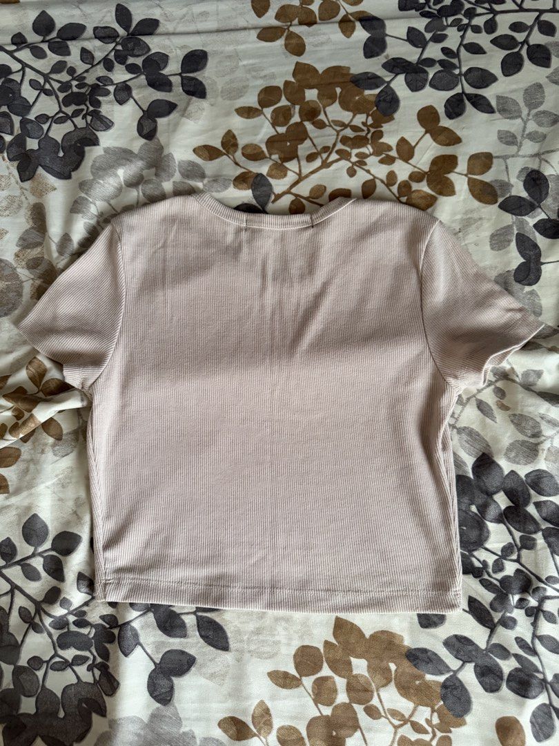 Zara Ribbed Cropped T-Shirt (Category: Shirts) located in Taytay. Submitted by cloudy_20 (Listing ID 1460793184, Image 2). Description: - Zara ribbed cropped t-shirt - Short sleeves - Crew neck - Versatile and easy to style - Great for layering or wearing alone - Wardrobe staple.