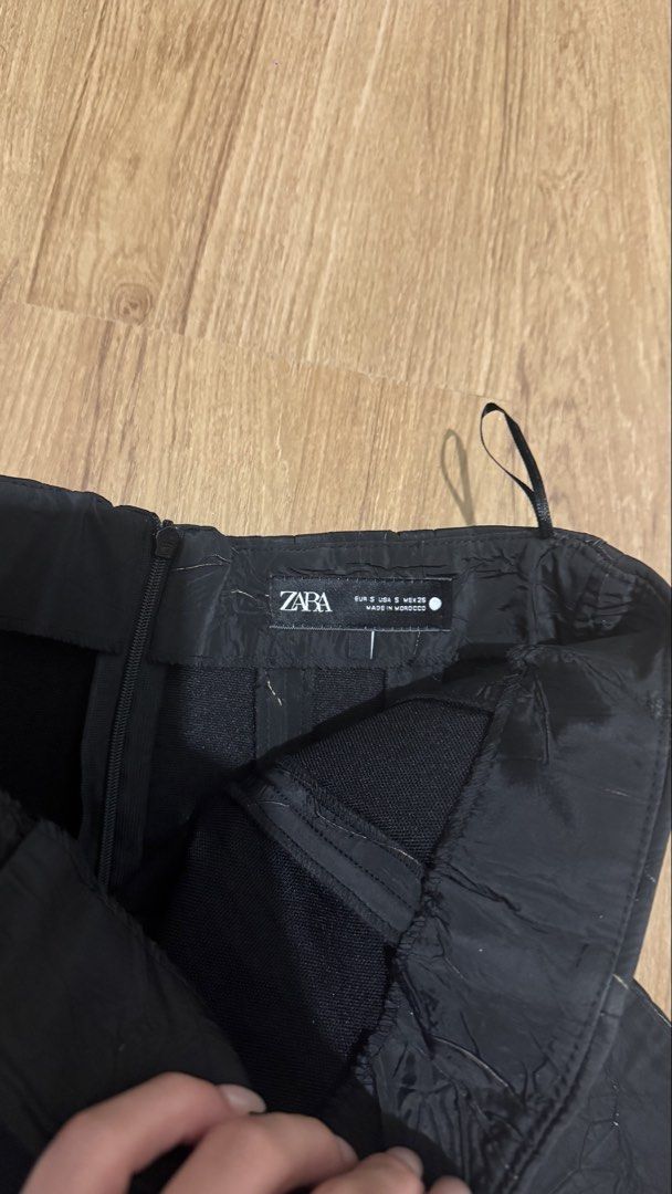 Zara Tube Top (Category: Others Tops) located in Marikina City. Submitted by prelovedbybaci (Listing ID 1460817118, Image 2). Description: Zara Tube Top Black with gold details Size: Small Only worn once RFS: Clearing up closet space.