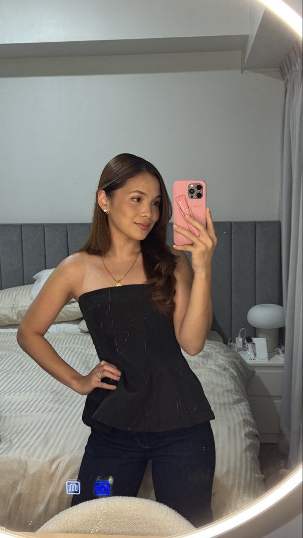 Zara Tube Top (Category: Others Tops) located in Marikina City. Submitted by prelovedbybaci (Listing ID 1460817118, Image 3). Description: Zara Tube Top Black with gold details Size: Small Only worn once RFS: Clearing up closet space.
