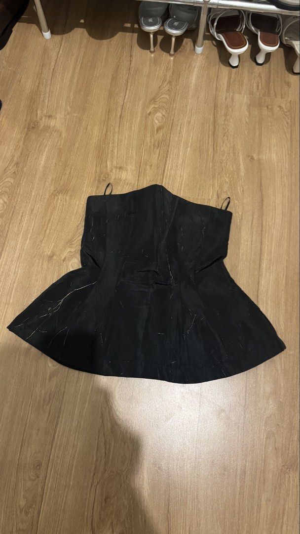 Zara Tube Top (Category: Others Tops) located in Marikina City. Submitted by prelovedbybaci (Listing ID 1460817118, Image 1). Description: Zara Tube Top Black with gold details Size: Small Only worn once RFS: Clearing up closet space.