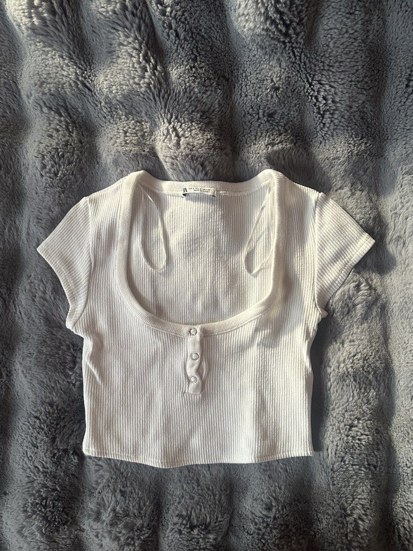 Zara White Ribbed Button Up Crop Top (Category: Sleeveless) located in Valenzuela. Submitted by mar1ascloset_ (Listing ID 1460893154, Image 1). Description: - worn once size xs-s - White ribbed crop top from H&M - Short sleeves - Scoop neckline - Button-up front detail - Stretchy material for comfort - Versatile for casual or dressed-up looks.