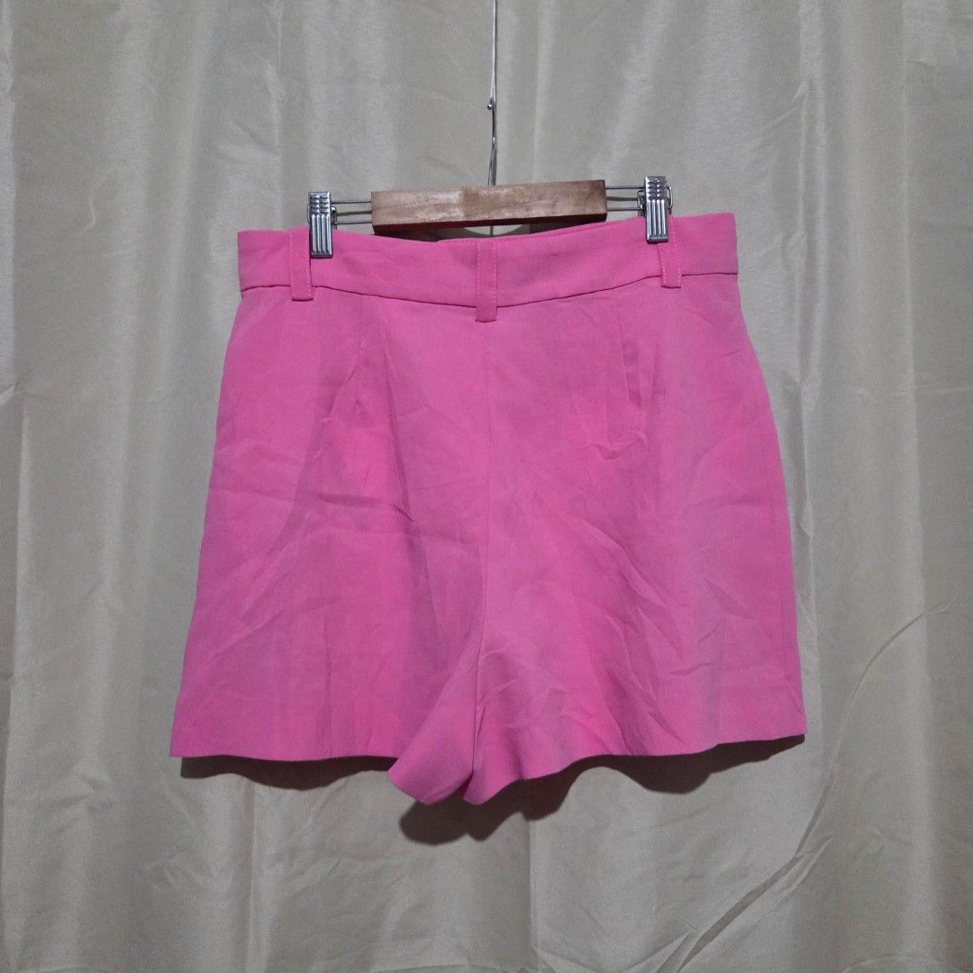 ZARA WOMEN SHORTS (Category: Shorts) located in Santiago. Submitted by fromboxes (Listing ID 1460826094, Image 3). Description: Like new kaso may color transfer sa likod see pics..parang halata na hindi un-opend front pockets Ships thru J&T Isabela North Luzon Shipping Nationwide No rush shipping 😊😊.