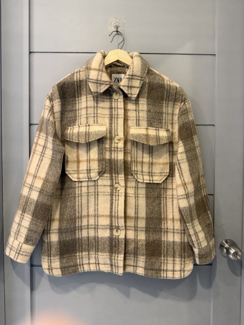 ZARA WOMENS OVERSIZED BEIGE JACKET (M) (Category: Coats, Jackets and Outerwear) located in Lipa City. Submitted by upcycle_alley (Listing ID 1460849784, Image 1). Description: Can fit small men.