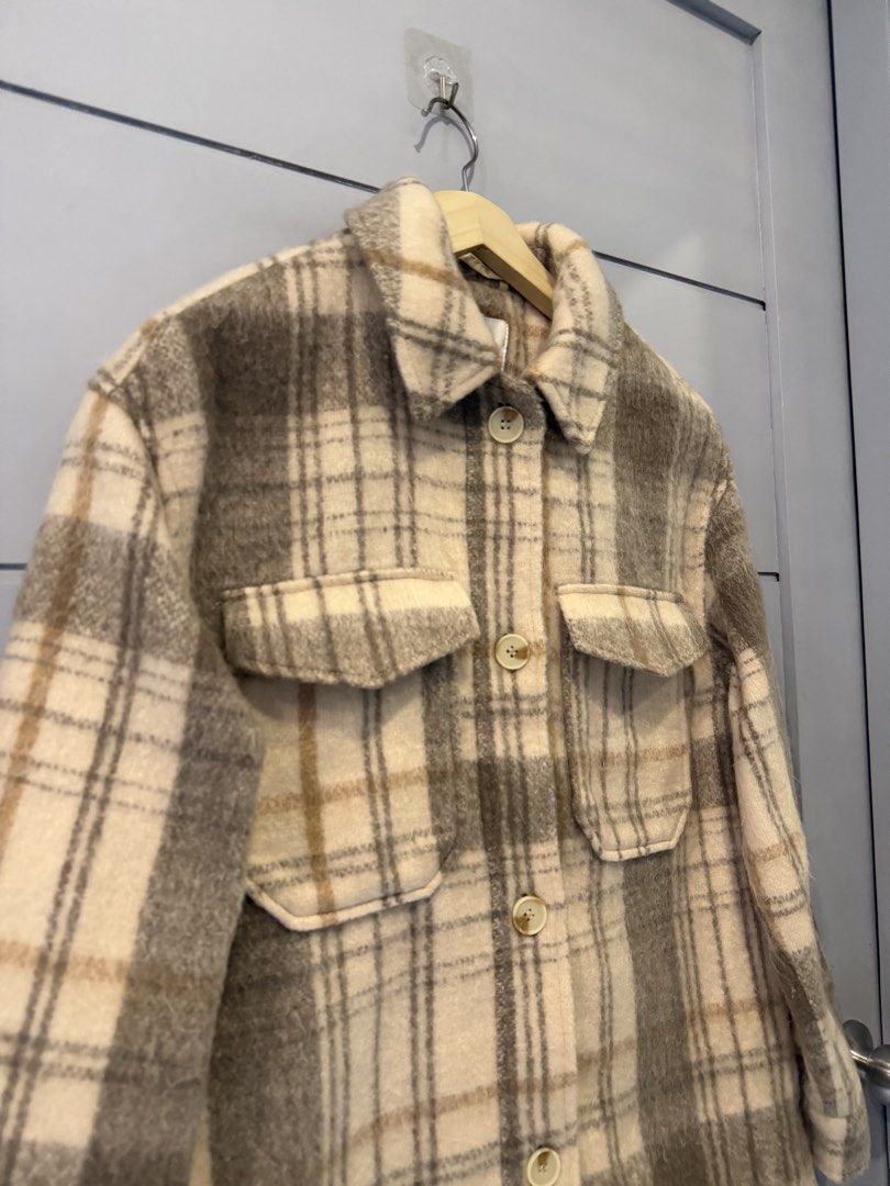 ZARA WOMENS OVERSIZED BEIGE JACKET (M) (Category: Coats, Jackets and Outerwear) located in Lipa City. Submitted by upcycle_alley (Listing ID 1460849784, Image 2). Description: Can fit small men.
