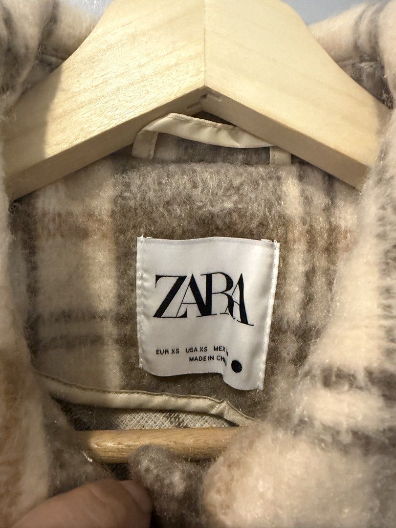 ZARA WOMENS OVERSIZED BEIGE JACKET (M) (Category: Coats, Jackets and Outerwear) located in Lipa City. Submitted by upcycle_alley (Listing ID 1460849784, Image 3). Description: Can fit small men.