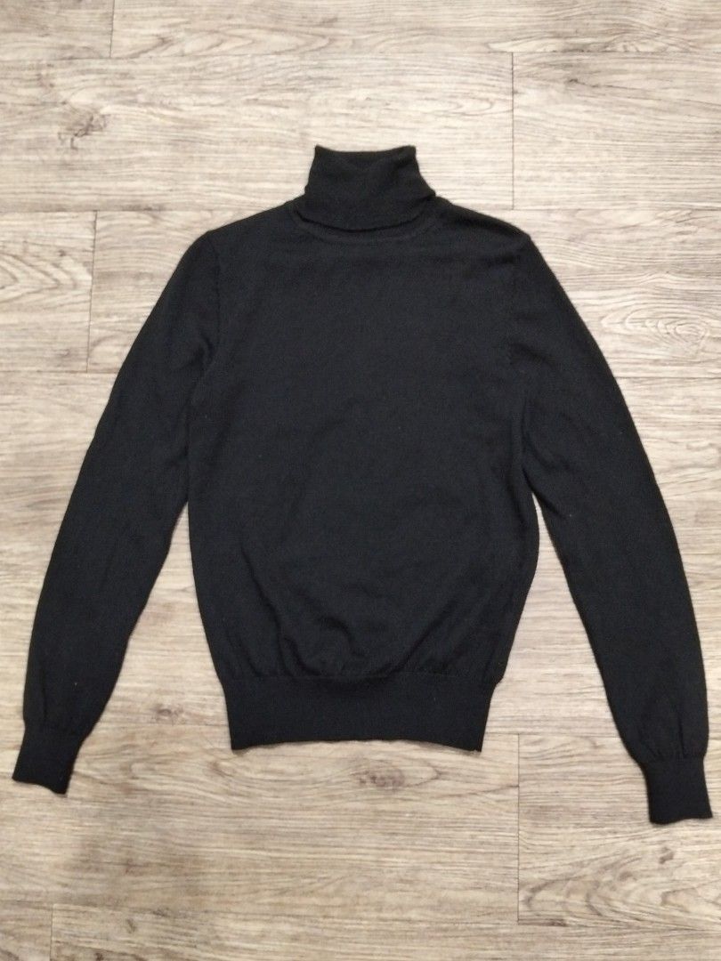 100% Legit Uniqlo Vintage Basic Turtle Roll Neck Wool Black Pullover Sweater Medium 734 (Category: Coats, Jackets and Outerwear) located in Muntinlupa City. Submitted by thriftstorypremiumshop (Listing ID 1460939301, Image 1). Description: This is a vintage Uniqlo Roll nevk or Turtle neck long sleeve pullover sweater. Made of pure new wool. pre owned with minimsl signs of use. size Medium on tag. Dimension 15" pit to pit 22" length 14" shoulder w