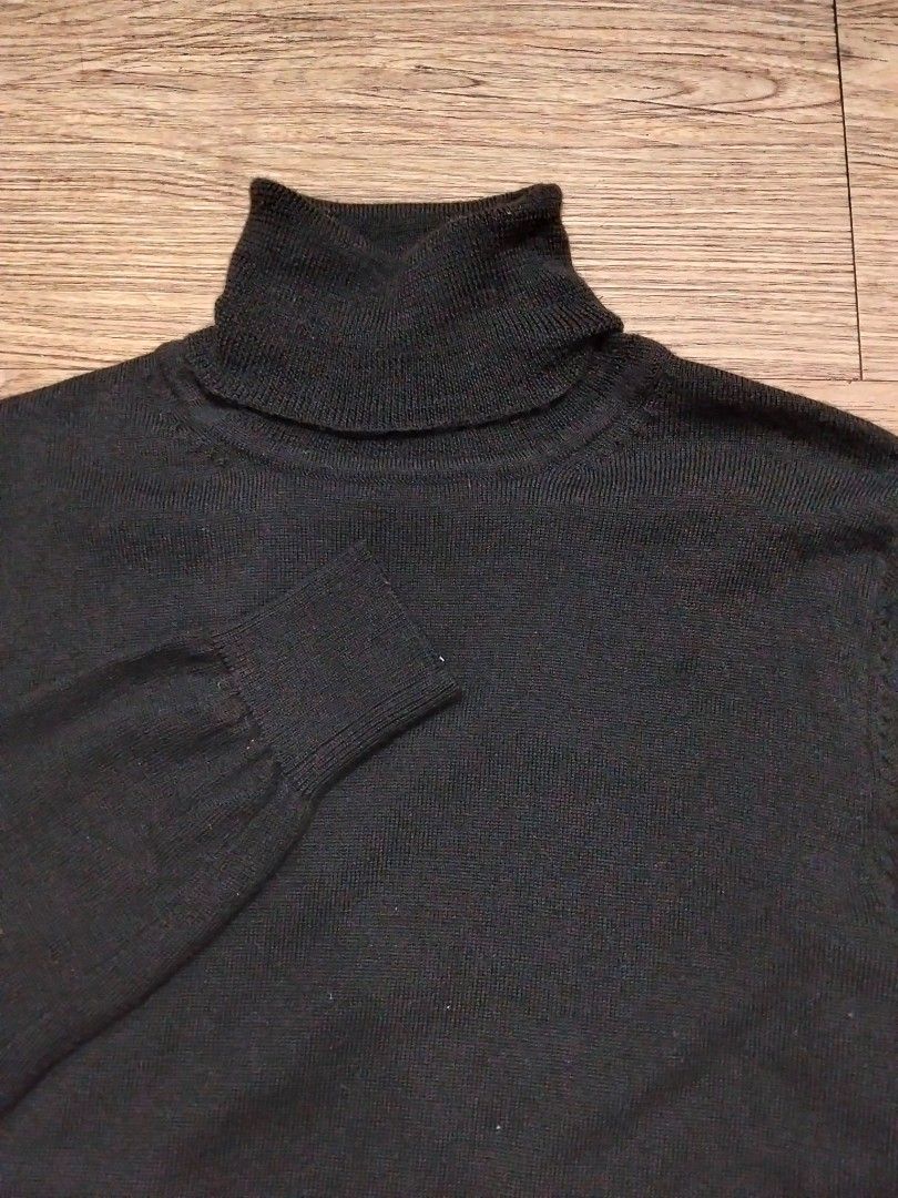 100% Legit Uniqlo Vintage Basic Turtle Roll Neck Wool Black Pullover Sweater Medium 734 (Category: Coats, Jackets and Outerwear) located in Muntinlupa City. Submitted by thriftstorypremiumshop (Listing ID 1460939301, Image 2). Description: This is a vintage Uniqlo Roll nevk or Turtle neck long sleeve pullover sweater. Made of pure new wool. pre owned with minimsl signs of use. size Medium on tag. Dimension 15" pit to pit 22" length 14" shoulder w