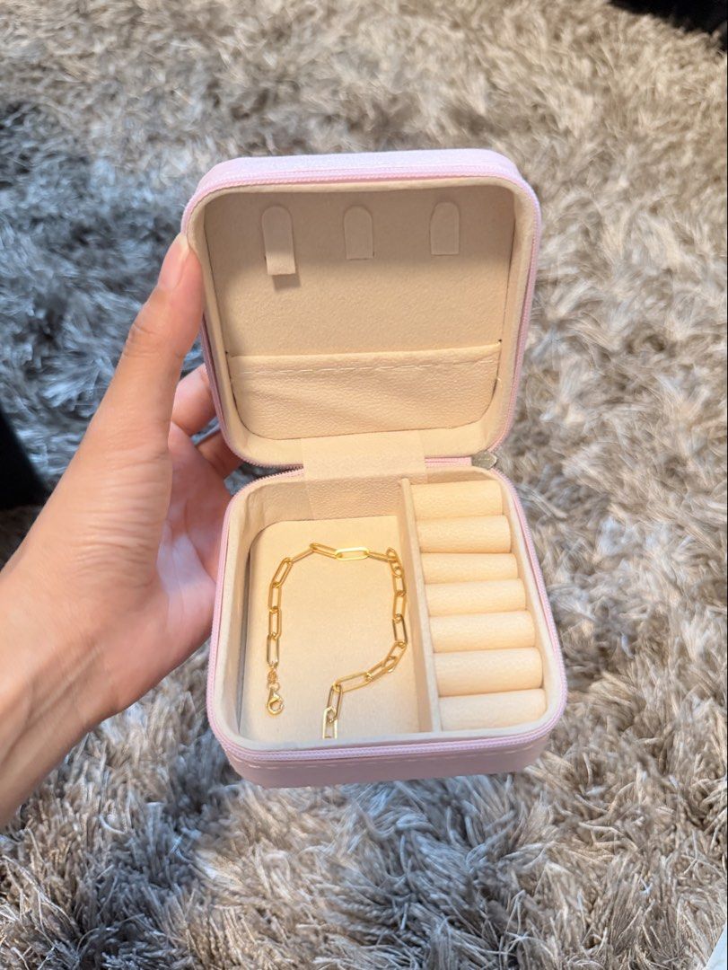 18K Paperclip Bracelet (Category: Bracelets) located in Manila. Submitted by ninjaninxx (Listing ID 1461113074, Image 1). Description: - Genuine 18k Saudi Gold - Classic Paperclip Chain Design per piece, I had it appraised sa palawan -Weight: - 1.8 grms Bought for 18k Rfs: not my type pala .