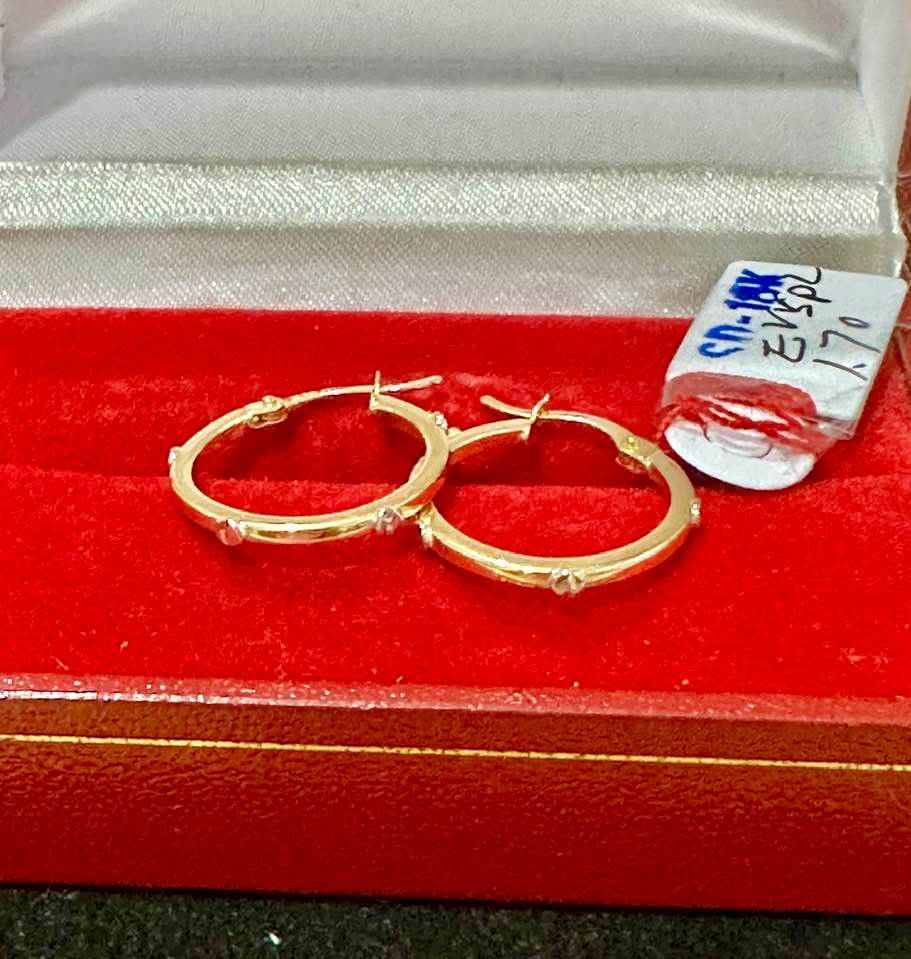 18k Saudi gold Cartier loop Earrings (Category: Earrings) located in Manila. Submitted by bhelgoldseller2ndaccount (Listing ID 1461016951, Image 1). Description: New!!✨New!!✨New!! Authentic 18k Saudi Golds 💯pawnable/naisasanla 💯with high appraisal rate 💯good investment 💯Direct supplier price 👉OPEN for resellers 🌺please take time to evaluate their actual sizes and grams 👉Best panggift for all occasions ✅ Sold per grams not per piece Kya low