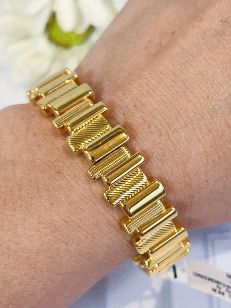24k HongKong gold bangle (Category: Bracelets) located in Manila. Submitted by bhelgoldseller2ndaccount (Listing ID 1461015629, Image 2). Description: New!!✨New!!✨New!! Authentic 24k HongKong Golds 10,800/g 💯pawnable/naisasanla 💯with high appraisal rate 💯good investment 💯Direct supplier price 👉OPEN for resellers 🌺please take time to evaluate their actual sizes and grams 👉Best panggift for all occasions ✅ Sold per grams not per piece Kya lo