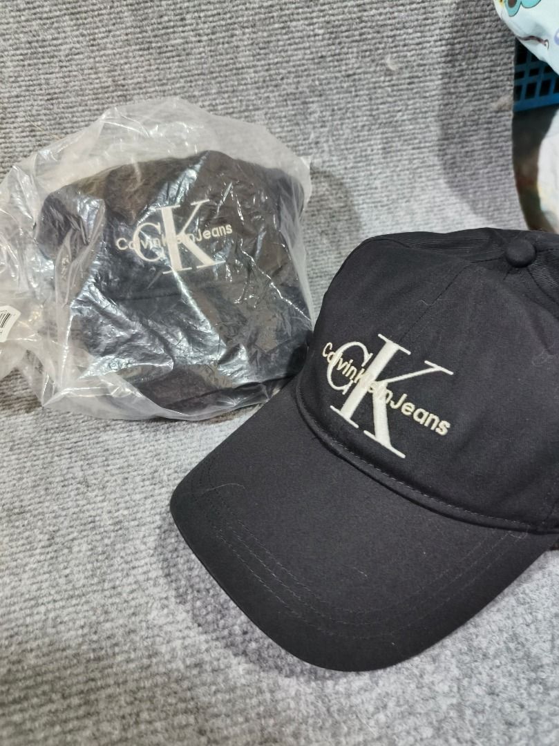 2pcs Calvin Klein Jeans Black Cap (Category: Caps & Hats) located in San Leonardo. Submitted by burgossanleonardo.12345 (Listing ID 1461051427, Image 1). Description: - Classic black Calvin Klein Jeans cap - Features iconic embroidered CK logo on the front - Adjustable strap at the back for a customized fit - Brand new with original tags attached - Ideal for casual, everyday styling.