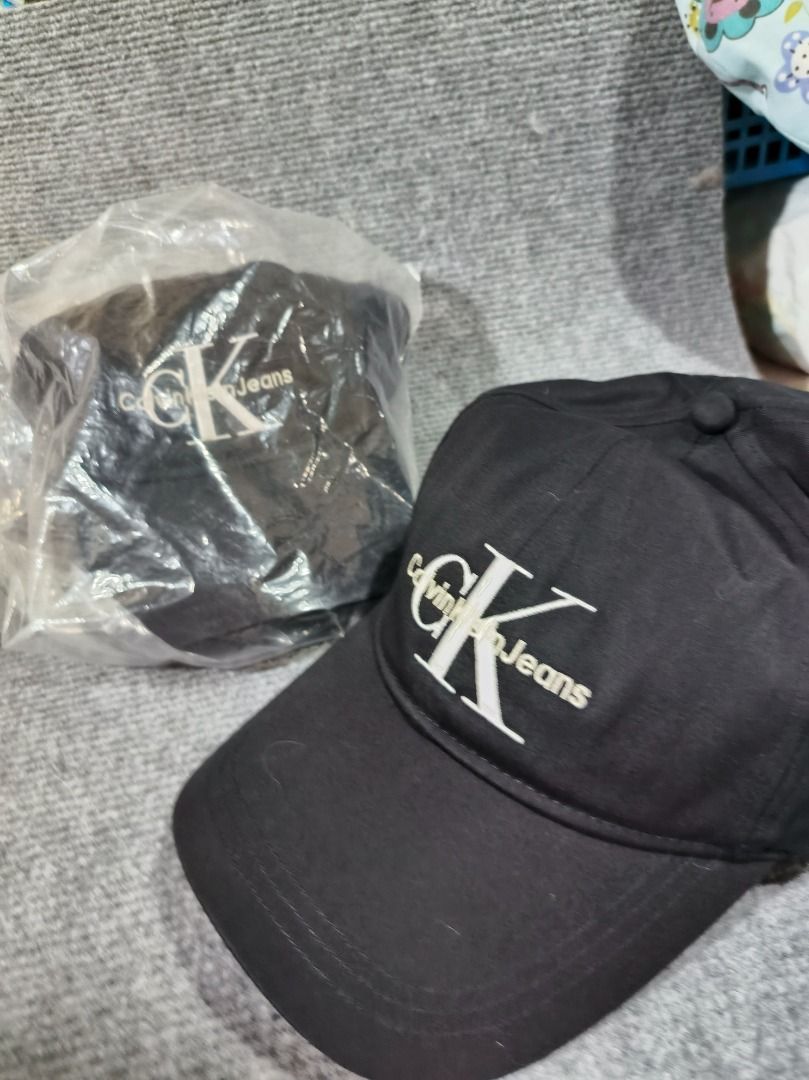2pcs Calvin Klein Jeans Black Cap (Category: Caps & Hats) located in San Leonardo. Submitted by burgossanleonardo.12345 (Listing ID 1461051427, Image 2). Description: - Classic black Calvin Klein Jeans cap - Features iconic embroidered CK logo on the front - Adjustable strap at the back for a customized fit - Brand new with original tags attached - Ideal for casual, everyday styling.