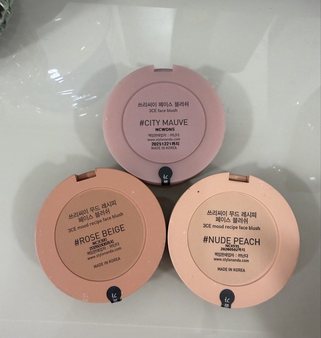 （過期全新未開封化妝品）3ce Blush （分類：化妝品）位於 Hong Kong。 由 loveshopping_store 提交（商品編號 1461086123，圖片 2）。簡介： -nude peach - mono pink -city mauve $20/pc。