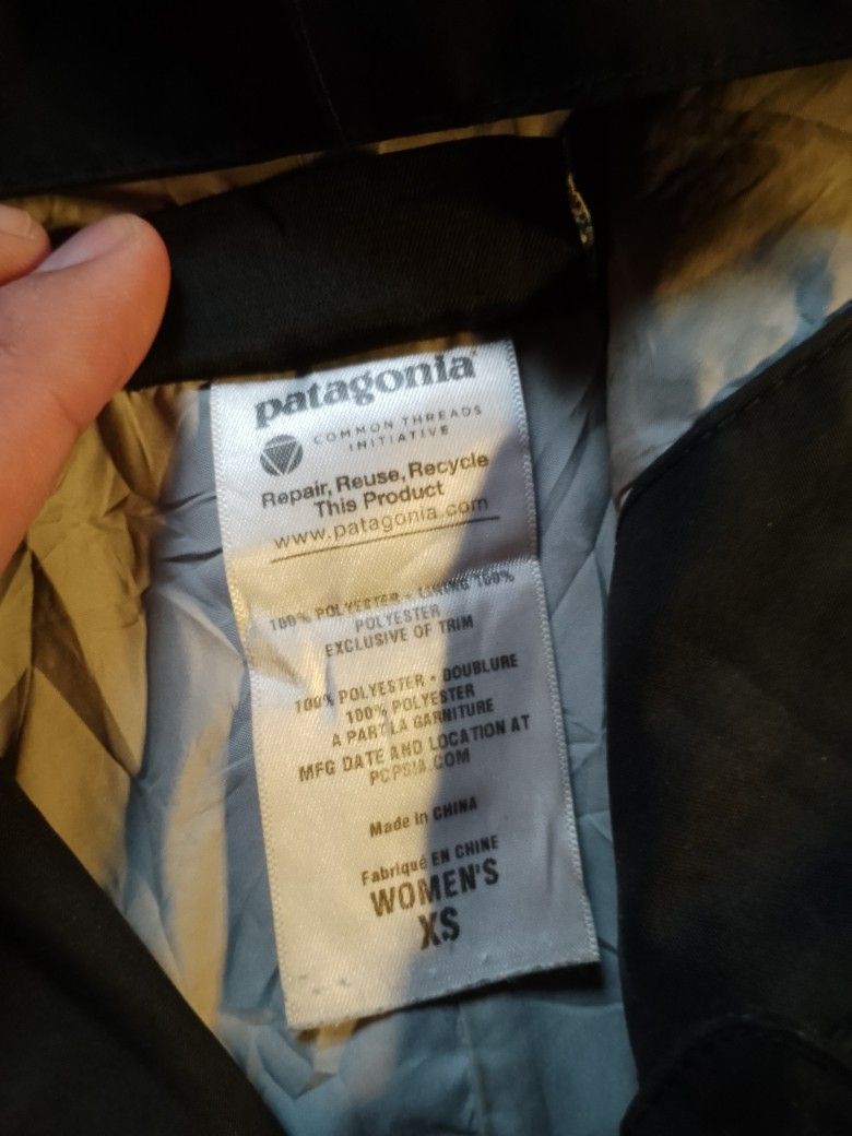 Patagonia Insulated Coat (Category: Coats, Jackets and Outerwear) located in Baguio. Submitted by bado.feels (Listing ID 1461006990, Image 3). Description: Last 2 pic issue Size XS on tag can fit medium Width 18 Length 33 250+sf Baguio loc.
