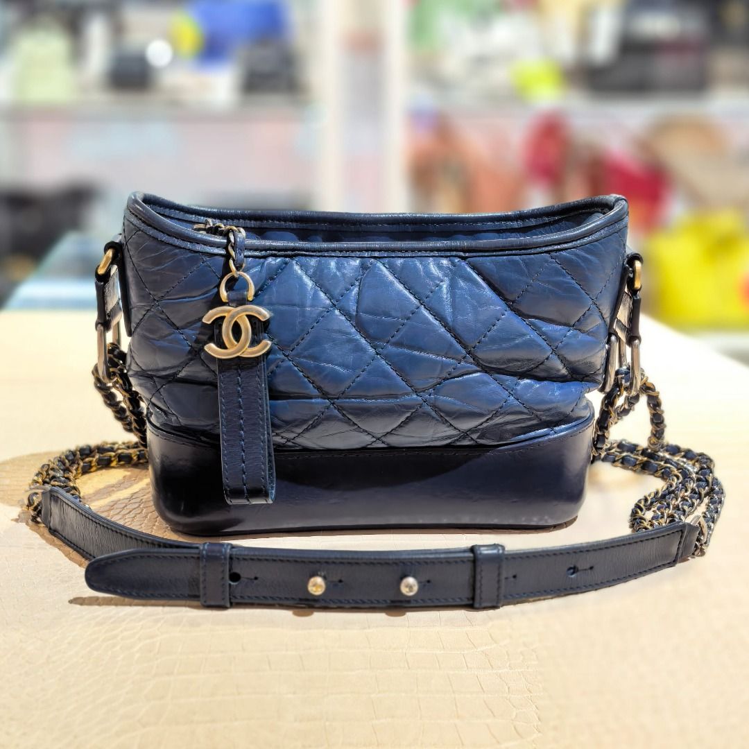 85%NEW二手CHANEL流浪包小號, A91810 , 黑藍拼色牛皮, Gabrielle Small Bag, #香榭站正品 （分類：手袋及銀包）位於 Hong Kong。 由 mmstation_hk 提交（商品編號 1461025255，圖片 1）。簡介： [CONDITION]: GRADE D，85%NEW. 內貼: 2683XXXX [APPENDIX] : DUST BAG [SIZE] : LENGTH 21cm，HEIGHT 8 cm，WIDTH 10 cm # All our secondhand items undergoprofessional cleaning and nano-sterilization, so buyers can use them withconfidence! Friendly Reminder: Our store sells only authentic,authorized goods. Full refund guarante