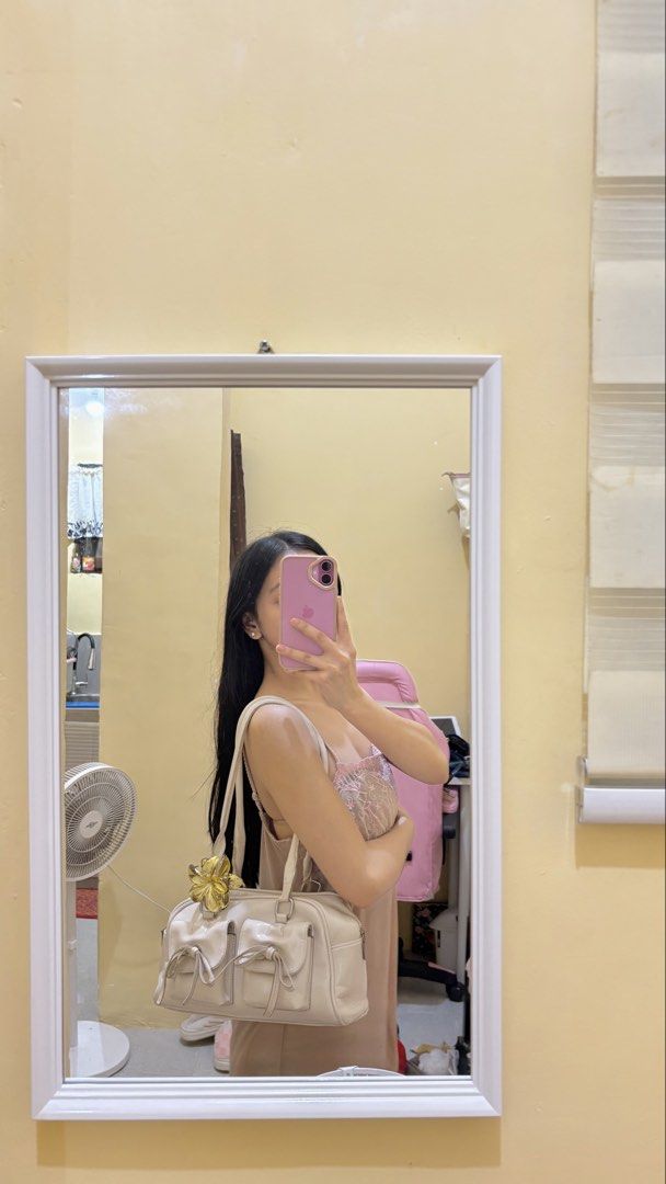 𐙚 coquette shoulder bag soft leather (Category: Shoulder Bags) located in Manila. Submitted by chavezhannah_ (Listing ID 1461089871, Image 3). Description: decluttering 🧺 white spacious shoulder bag still in good condition. ⊹ ࣪ ˖.